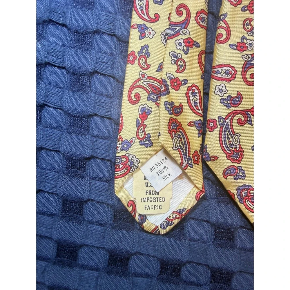 Vintage Sturbridge Tiemakers Men's Necktie Gold Made in USA 100% Siljk